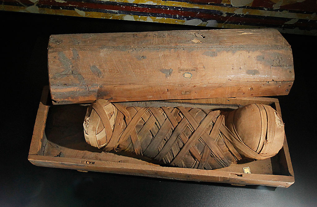 اكتشاف مومياء طفلة دفنت في مصر قبل ألفي عام مع ضمادة تغطي جرحا 