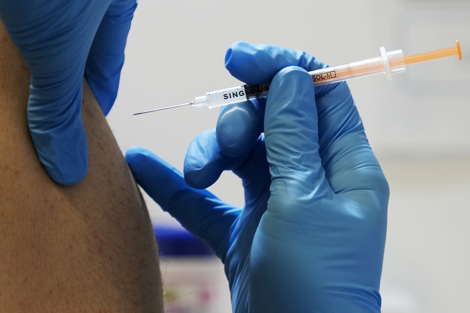 مدير الجمعية الطبية العالمية يدعو لفرض التطعيم الإلزامي ضد كورونا على جميع البالغين