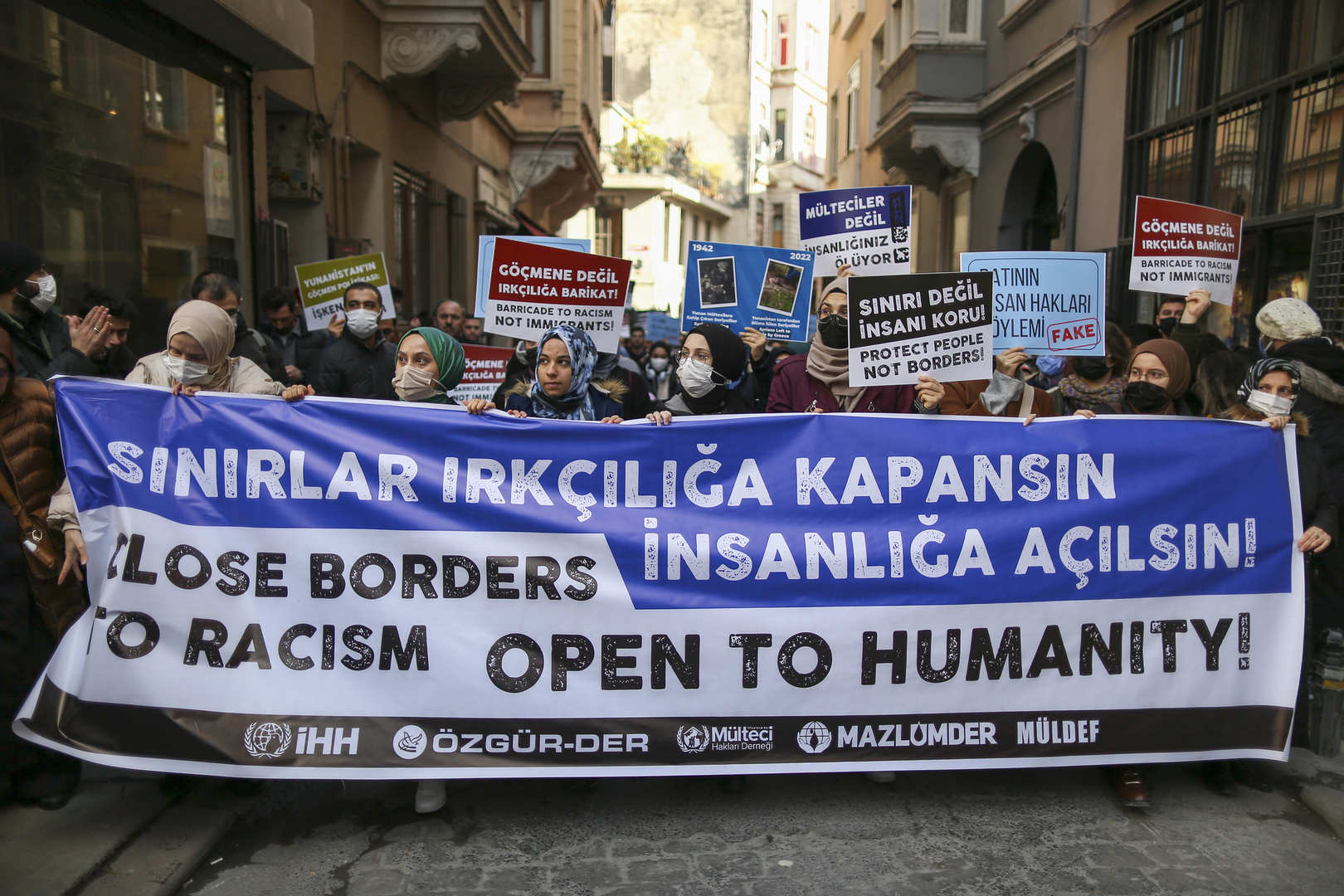المئات يتظاهرون أمام قنصلية اليونان في اسطنبول احتجاجا على وفاة مهاجرين عند الحدود