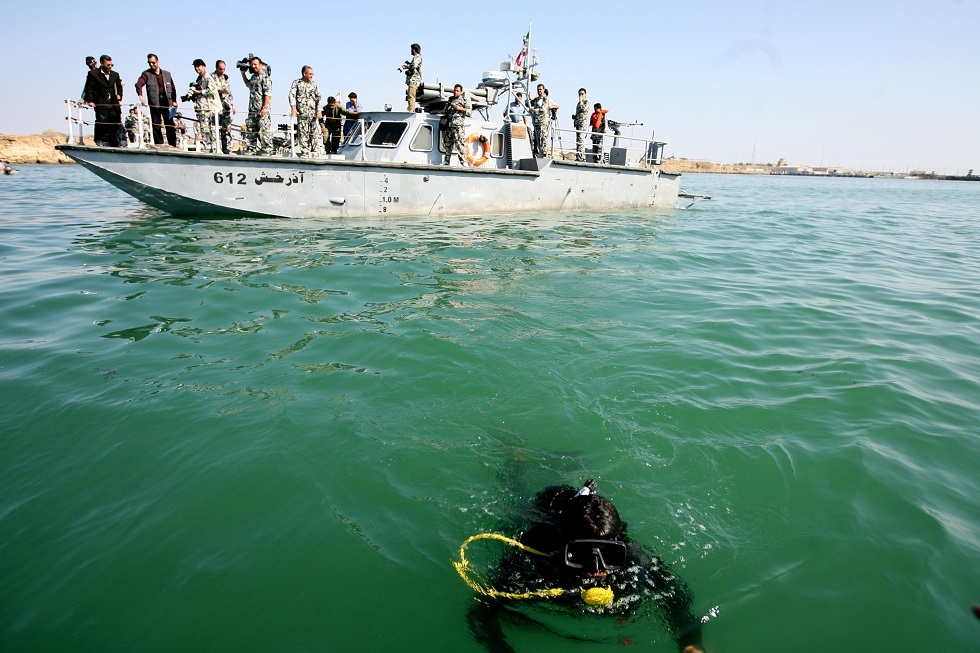 زوارق إيرانية تنقذ طاقم سفينة صينية اشتعلت فيها النيران