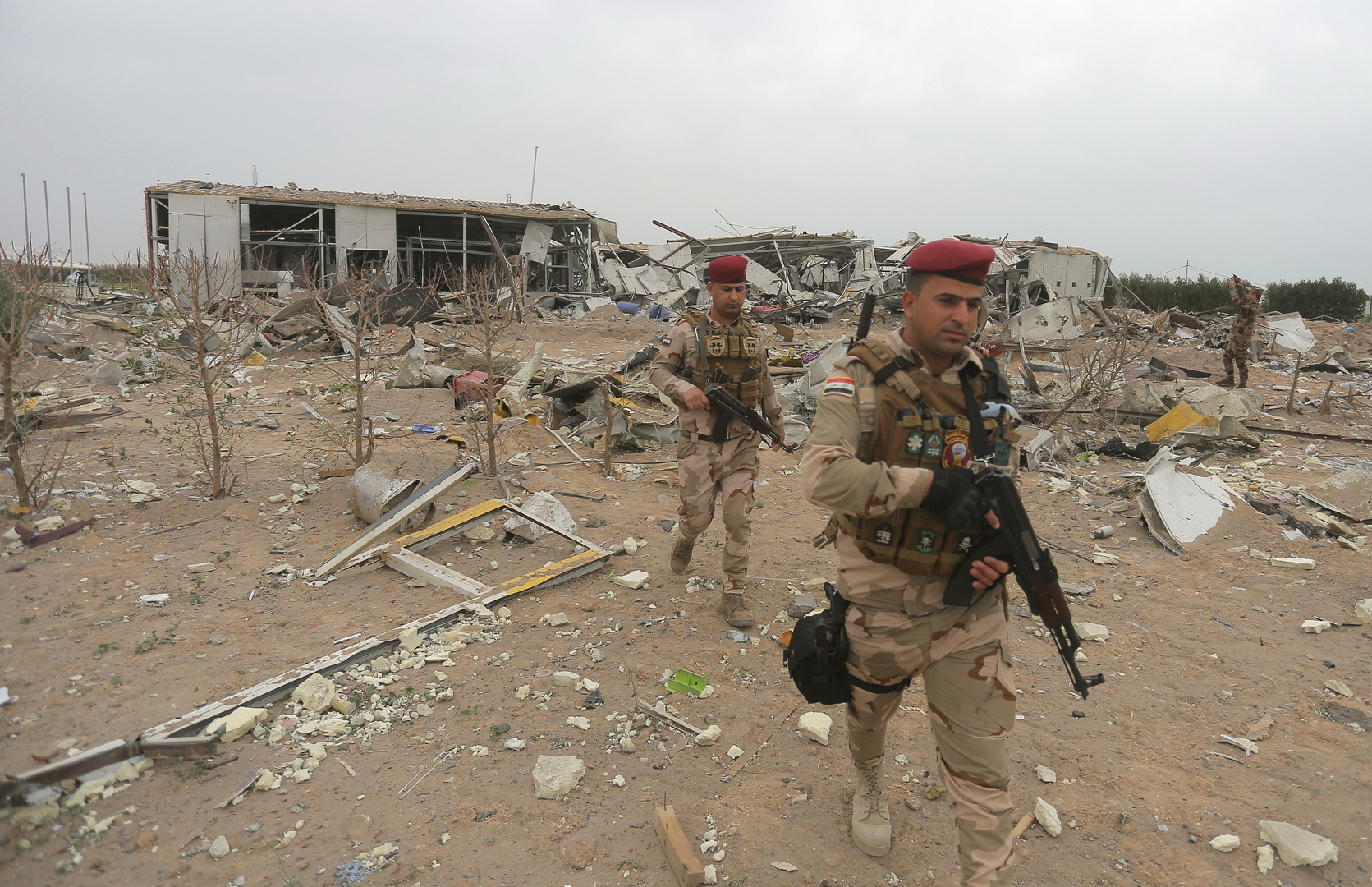 مراسلنا: مقتل 3 جنود عراقيين ومدني بانفجار عبوة خلال مرافقتهم صيادين كويتيين (صور)