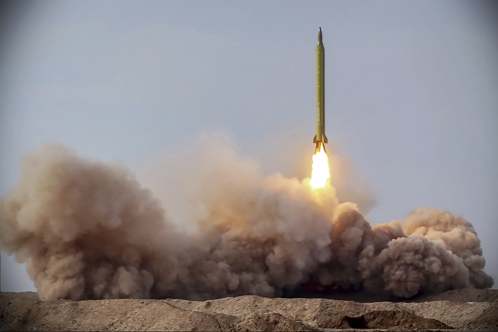 الحرس الثوري الإيراني يكشف عن صاروخ باليستي يصل مداه إلى 1450 كيلومترا ويصيب الهدف بـ