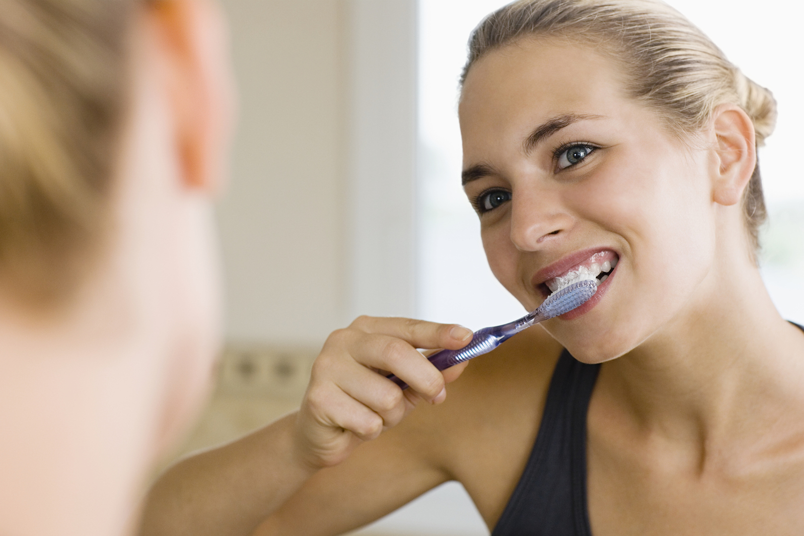 خبيرة تكشف عن الأخطاء الخمسة التي نرتكبها عند تنظيف أسناننا