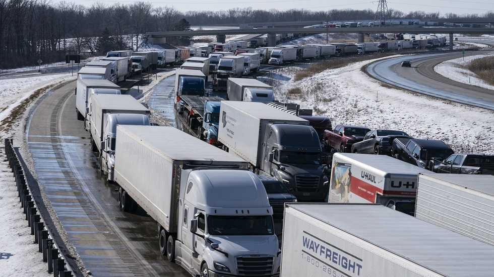 احتجاج بالشاحنات يغلق مصانع أشهر السيارات بين أمريكا وكندا