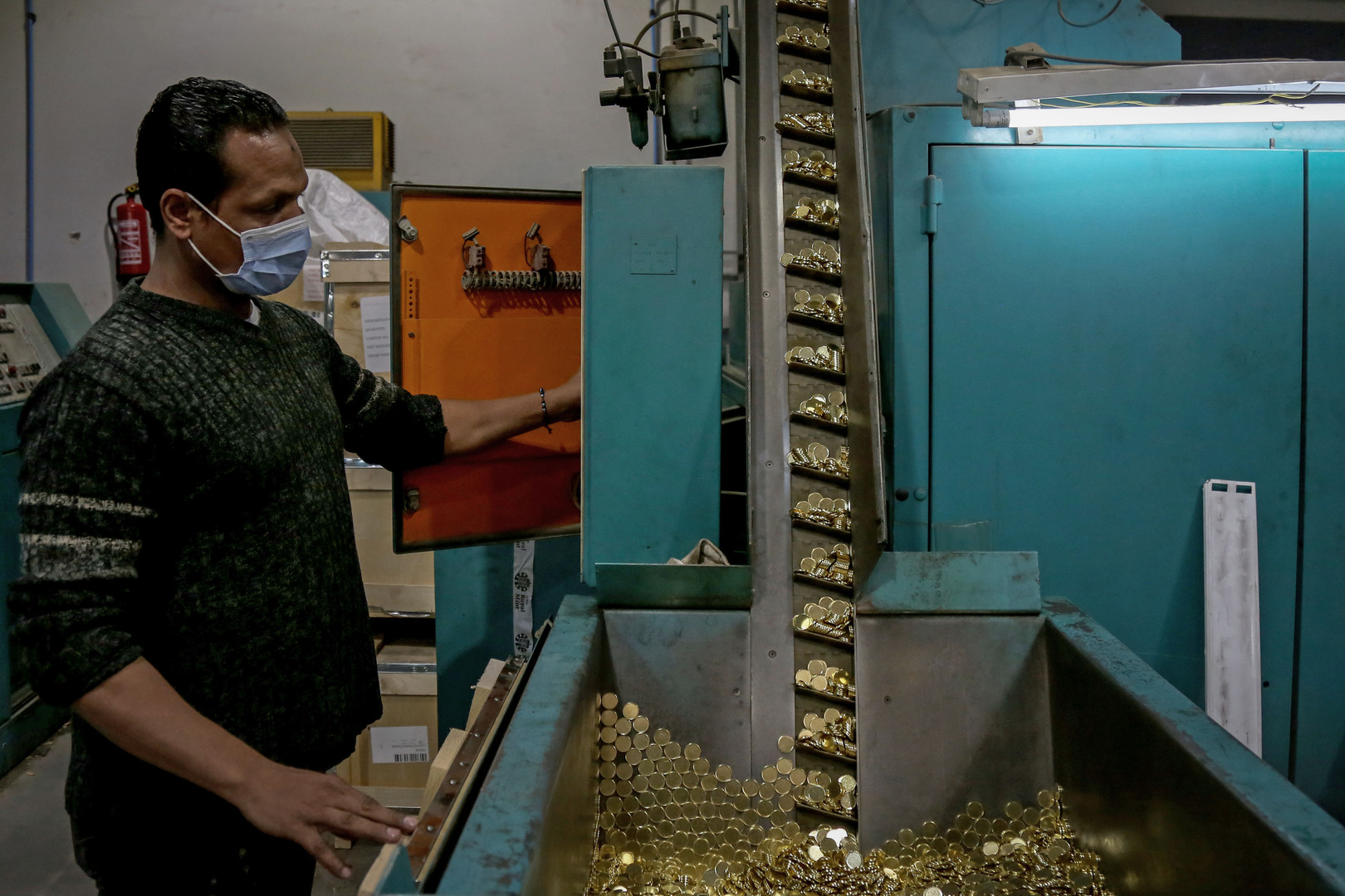 مصر تكشف عن خطوة لإنتاج العملات المعدنية في محور قناة السويس