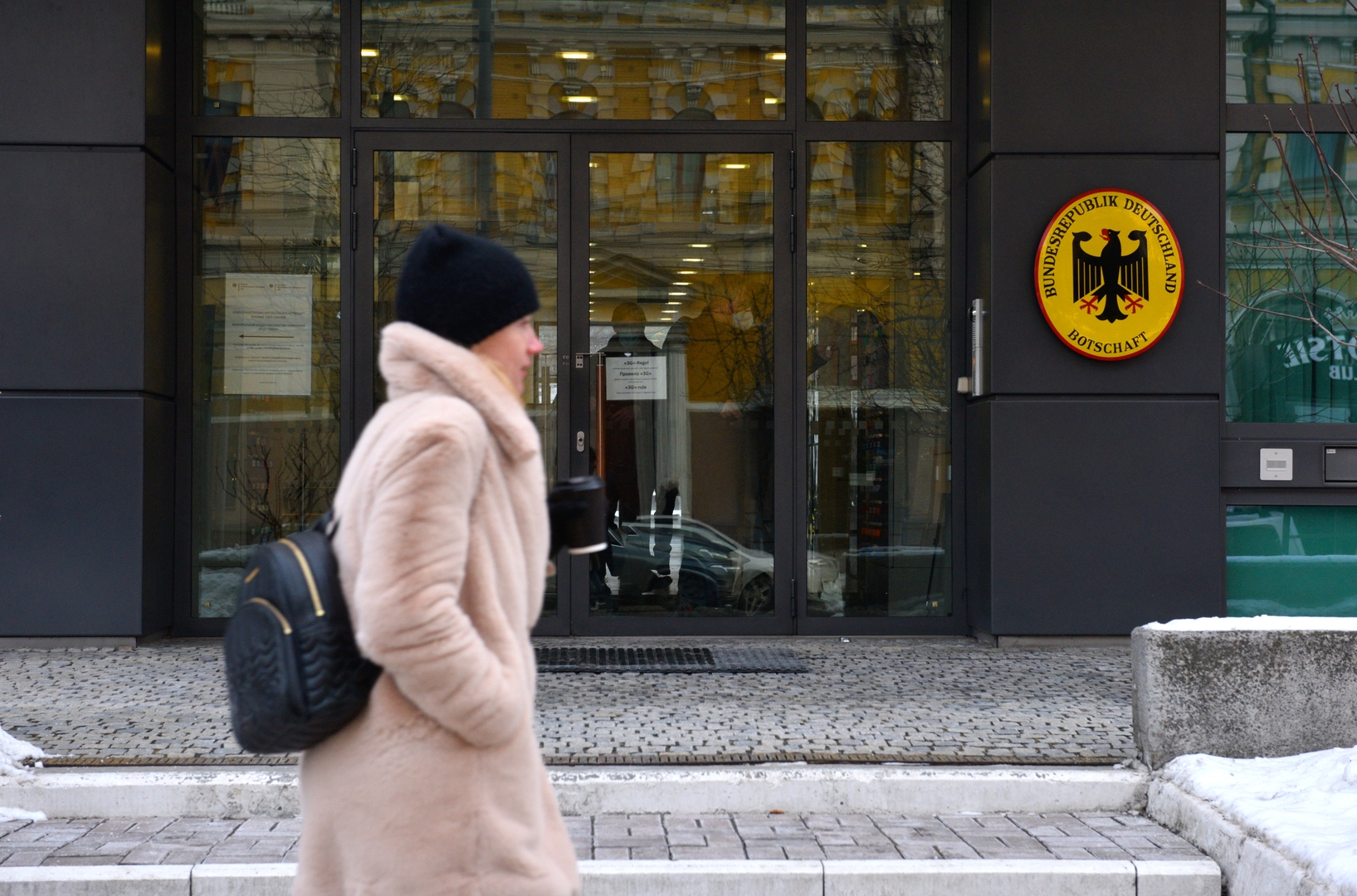 ألمانيا تخفض عدد موظفي سفارتها في كييف وتحث رعاياها على المغادرة