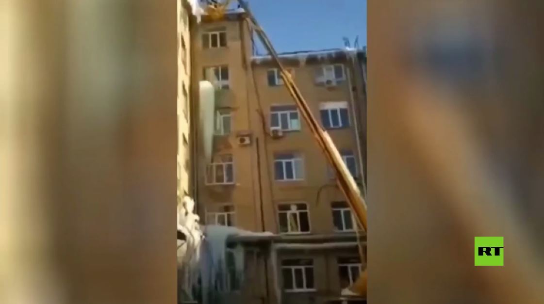بالفيديو.. عمال يدمرون جزءا من مبنى وأنابيب صرف صحي أثناء كسر قطعة جليد عملاقة بفولغوغراد