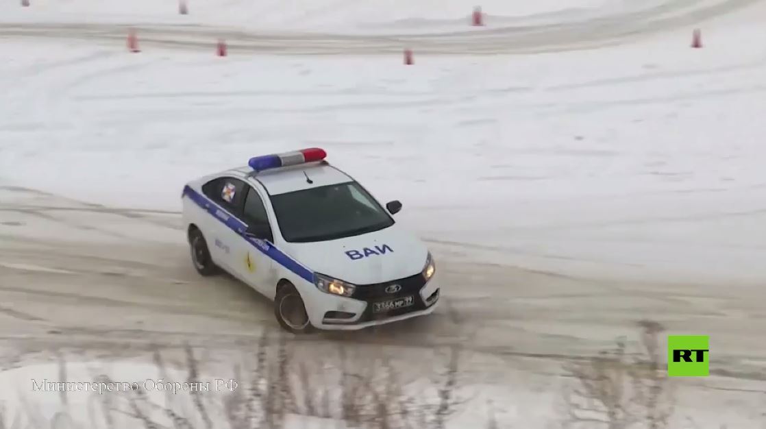 بالفيديو.. سباق لسيارات شرطة المرور العسكرية في روسيا