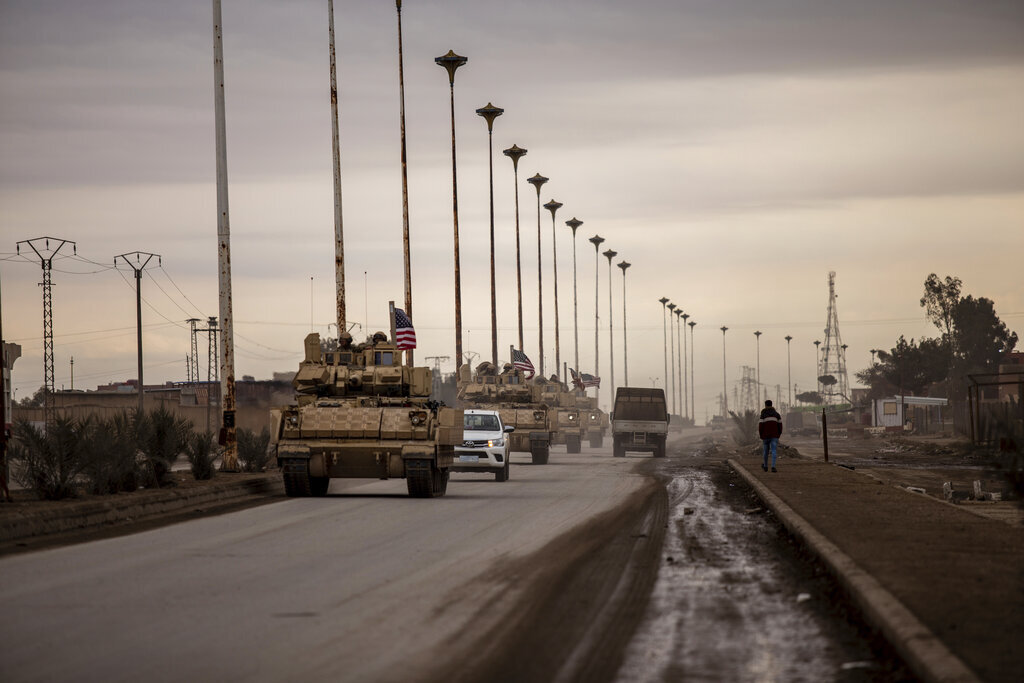 القوات الأمريكية تواصل سرقتها للنفط السوري من منطقة الجزيرة