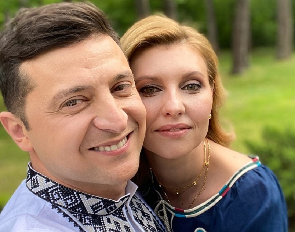 زيلينسكي يصور فيديو مع زوجته لنفي الشائعات عن مغادرتها أوكرانيا