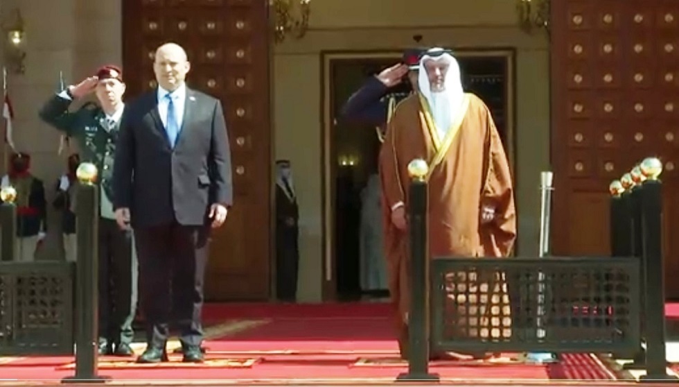 رئيس وزراء إسرائيل يلتقي ولي عهد البحرين في المنامة (فيديو)
