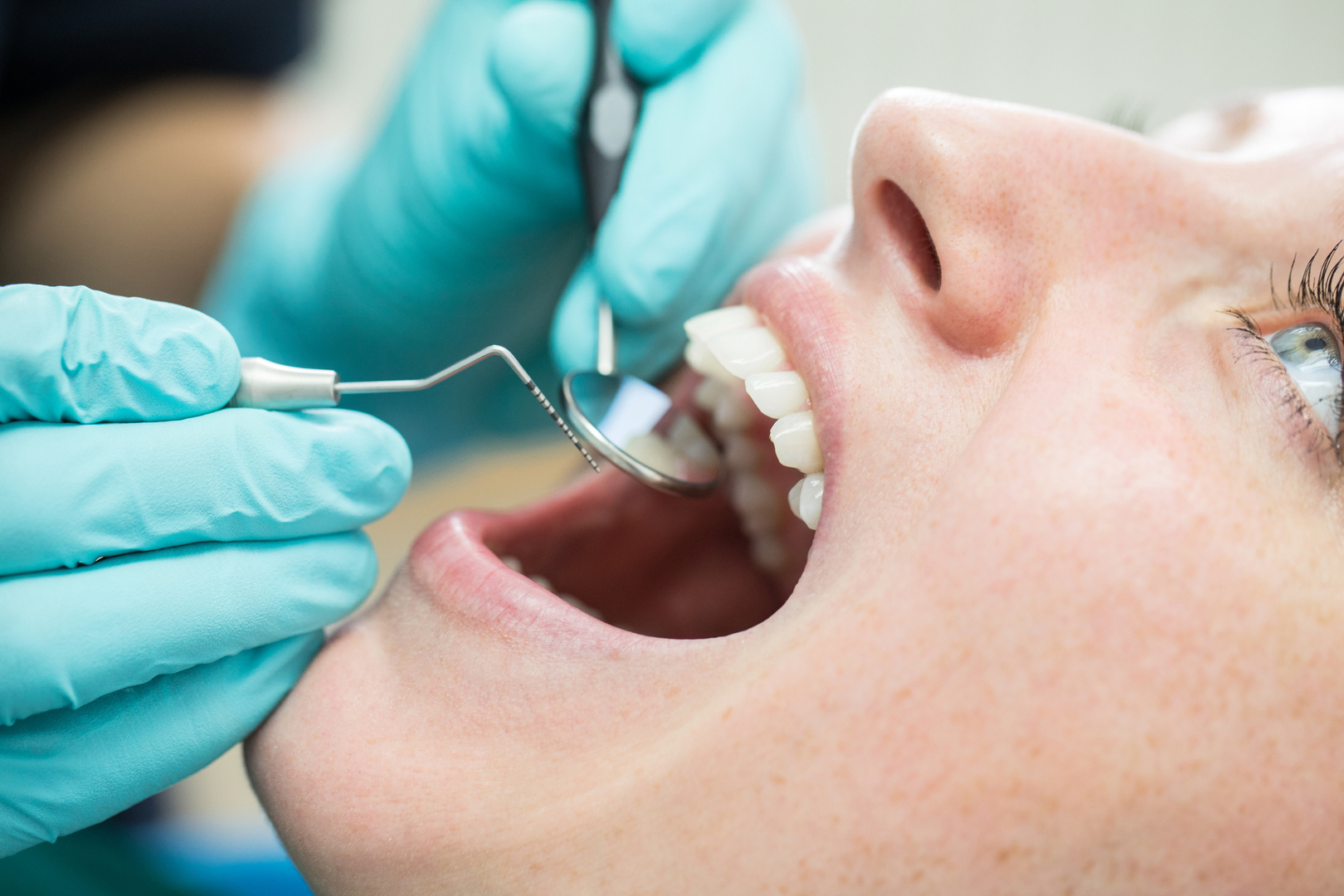 طبيب يكشف عن 5 حالات صحية خطيرة يمكن اكتشافها من الفم ولا علاقة لها بالأسنان