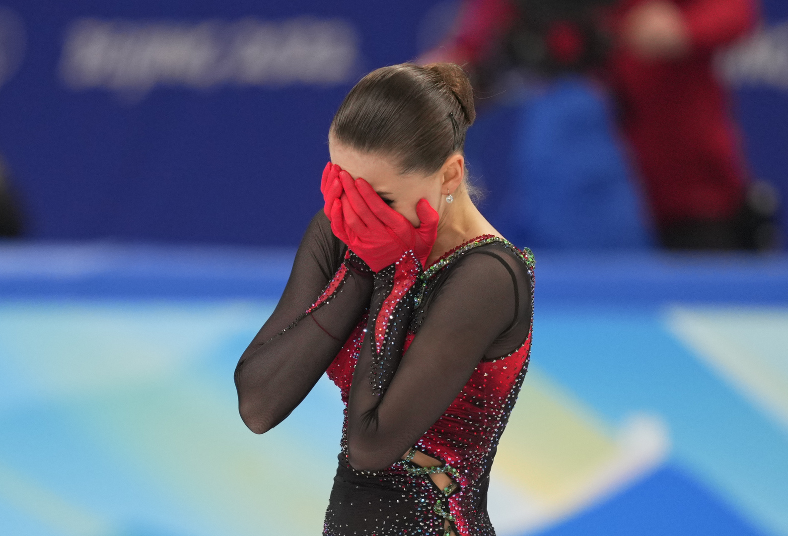 تحت وابل من الضغوط.. نهاية درامية للحسناء الروسية في أولمبياد بكين