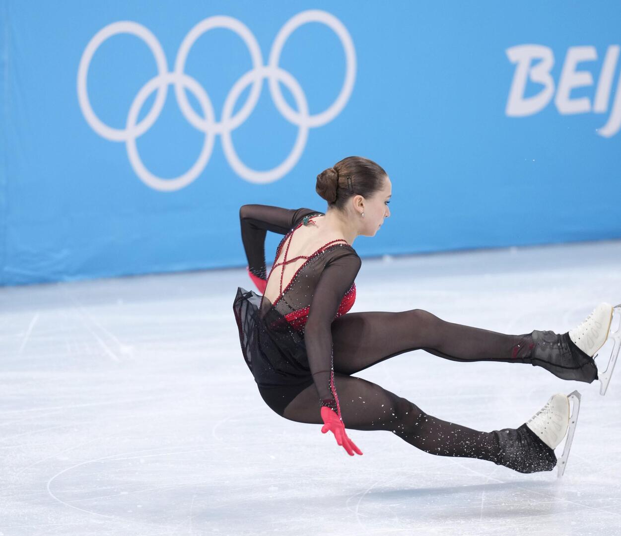 تحت وابل من الضغوط.. نهاية درامية للحسناء الروسية في أولمبياد بكين
