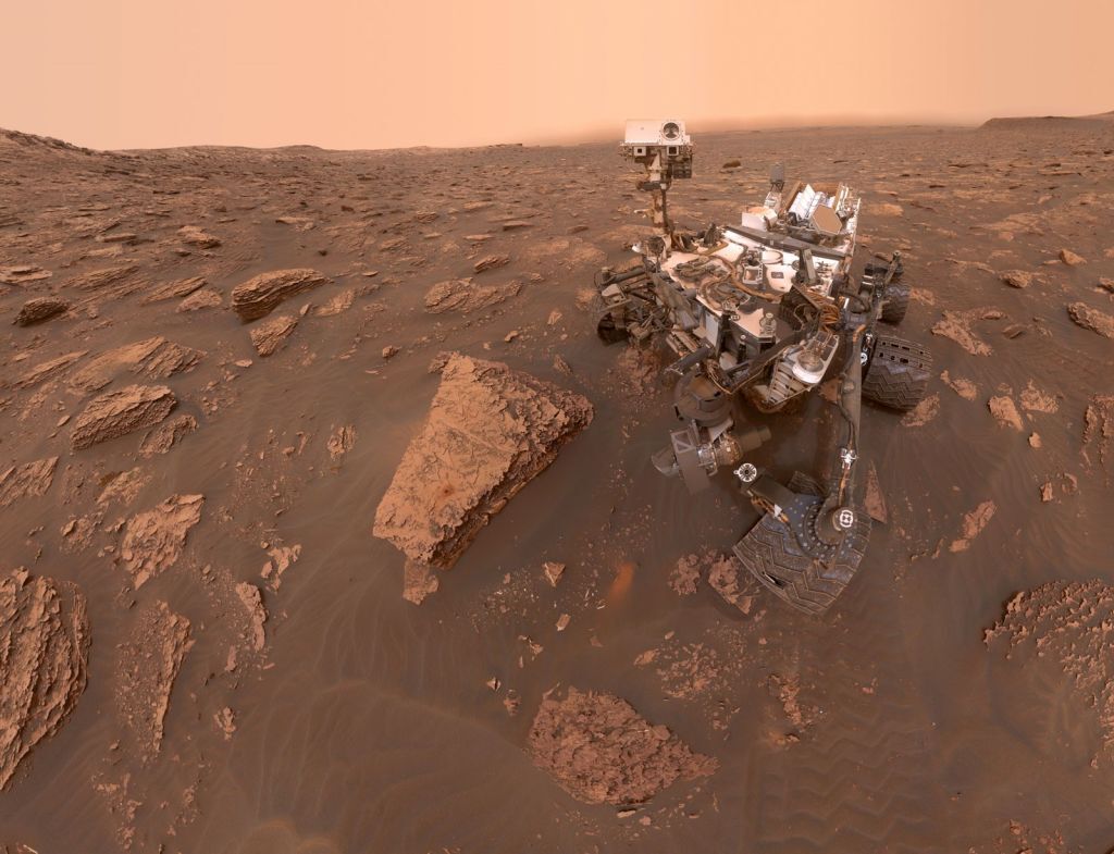 كيوريوسيتي يلتقط لحظات مذهلة لغيوم المريخ التي تحوم فوقه في 