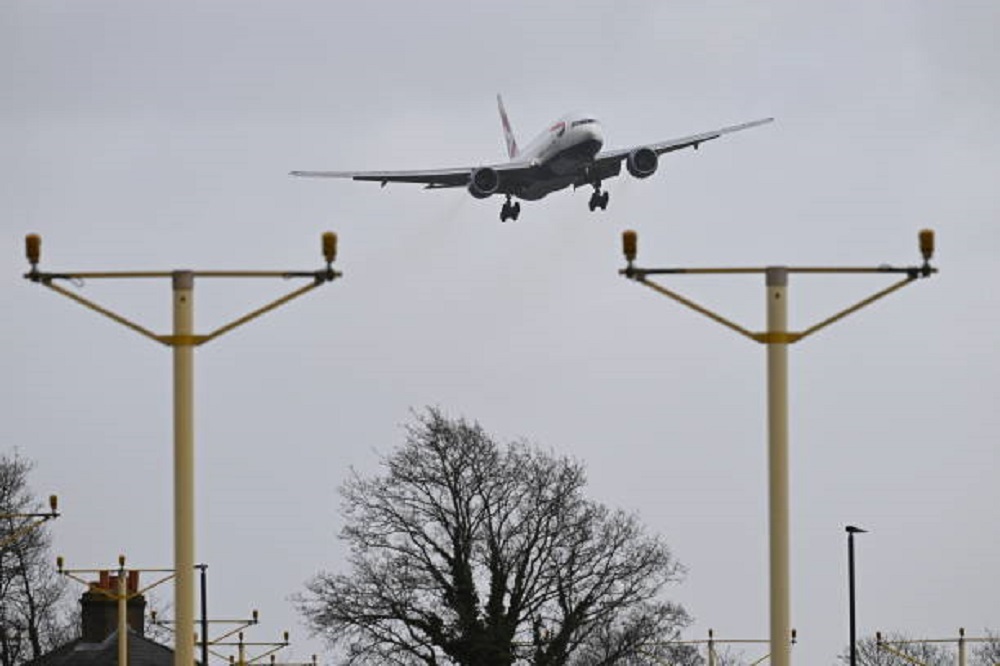طائرات تكافح الرياح للهبوط بمطار لندن (فيديو)
