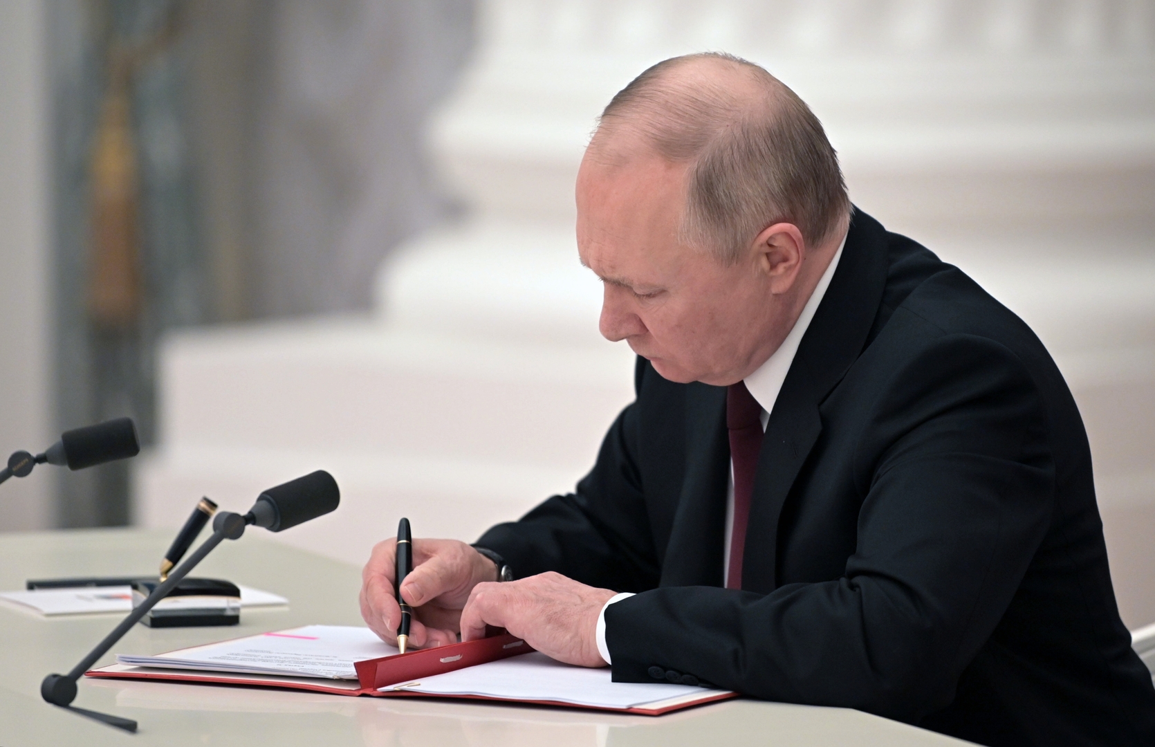 بوتين يوقع مرسومين للاعتراف باستقلال دونيتسك ولوغانسك عن أوكرانيا