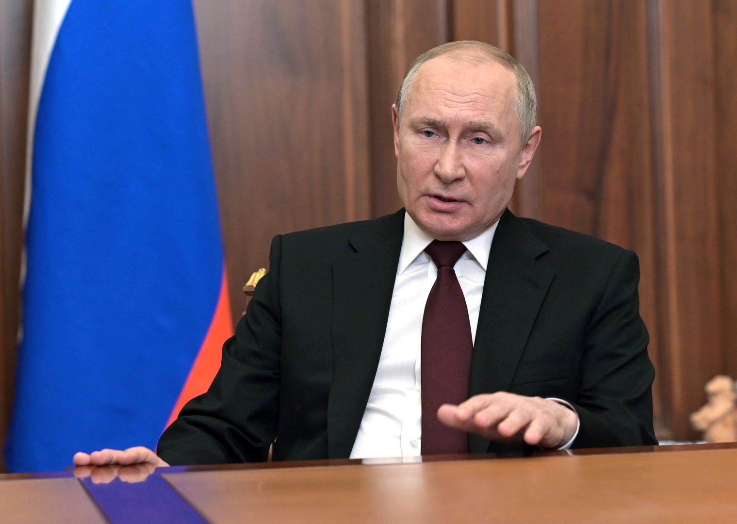 بوتين يوجه القوات المسلحة الروسية بضمان السلام في جمهوريتي دونيتسك ولوغانسك