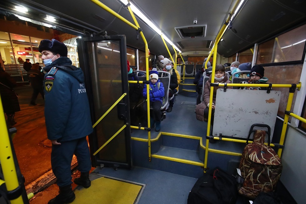 الطوارئ الروسية ترسل 228 طنا من المساعدات الإنسانية إلى مواطني دونباس الذين تم إجلاؤهم