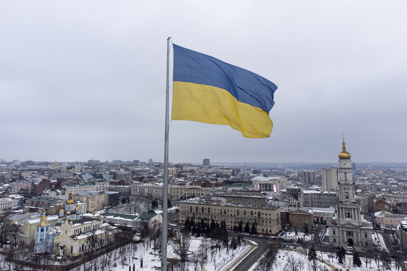 مجلس الأمن والدفاع الأوكراني: زيلينسكي أمر بإعلان حالة الطوارئ في البلاد