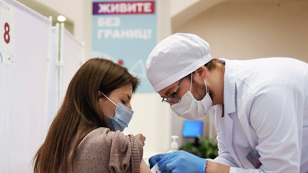 طبيب روسي يكشف العوامل التي تحدد استجابة الجسم للتطعيم المعزز