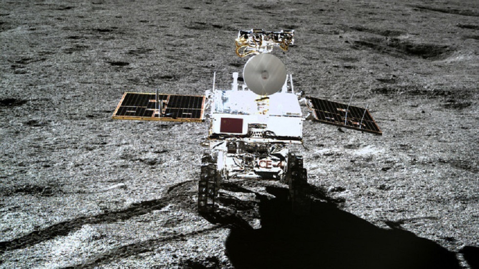 المركبة الجوالة الصينية ترصد كريات زجاجية غامضة على الجانب البعيد للقمر