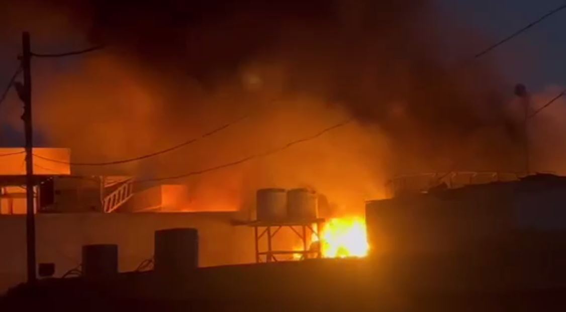 العراق.. حريق ضخم يلتهم أجزاء من مستشفى الهندية - فيديو + صور