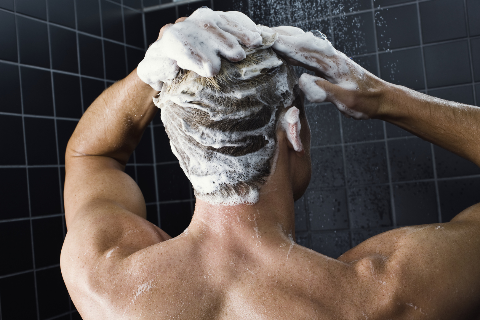 خبير يقدم 4 قواعد لروتين غسل شعر مثالي