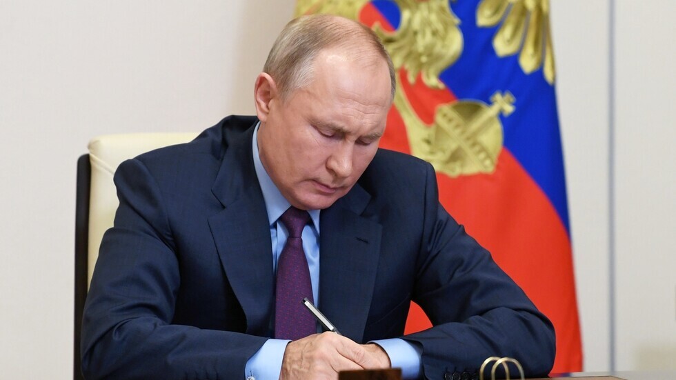 بوتين يصدر مرسوما باتخاذ إجراءات اقتصادية خاصة على خلفية العقوبات الغربية