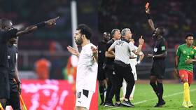 شاهد.. محمد صلاح ينفعل ويهاجم الحكم جاساما في مشادة قوية بينهما
