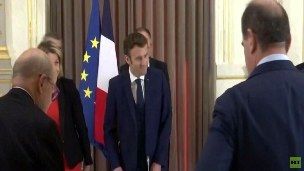 ماكرون يطلع زيلينسكي على مباحثاته مع بوتين