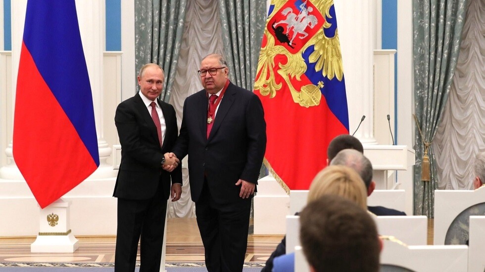 رئيس الاتحاد الدولي للمبارزة يتخلى عن منصبه لخضوعه لعقوبات أوروبية