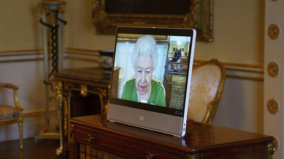 الملكة إليزابيث تستأنف مهامها الرسمية بعد شفائها من كورونا