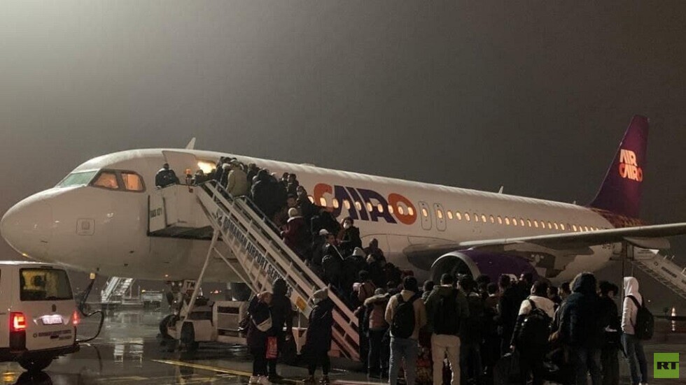 إقلاع رحلة "إيركايرو" وعلى متنها الطلبة المصريون المتواجدون في رومانيا (صور + فيديو)