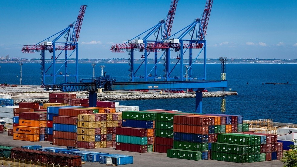 أوكرانيا تحظر دخول السفن التي ترفع العلم الروسي مياهها