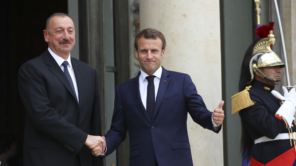 علييف يناقش بالهاتف مع ماكرون الأزمة الأوكرانية