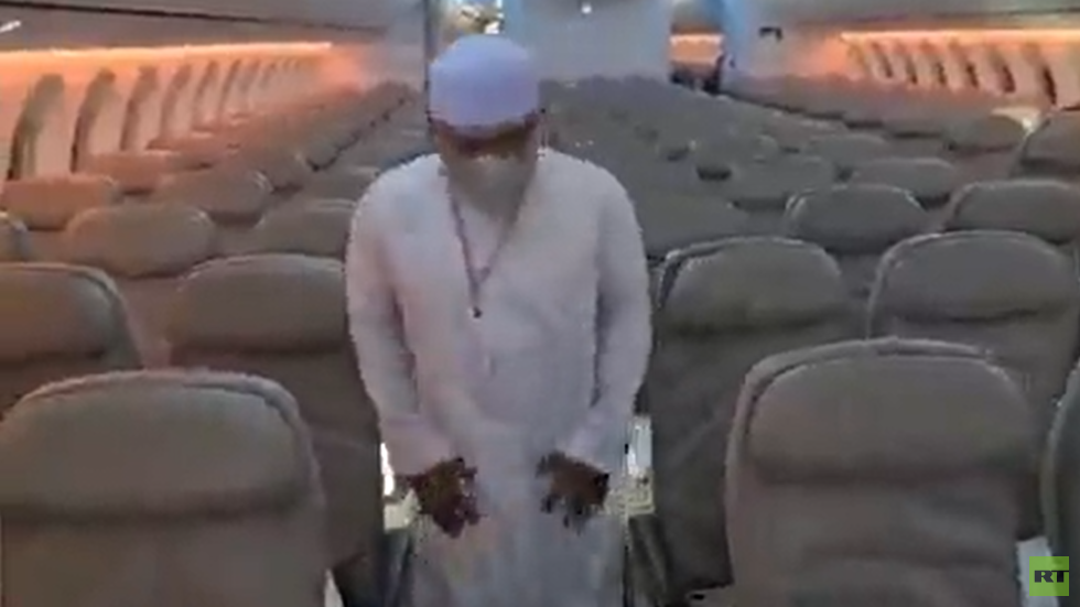 بعد انقطاع دام 32 عاما.. مقطع فيديو متداول لمسافر تايلاندي في أول رحلة مباشرة إلى السعودية (فيديو)