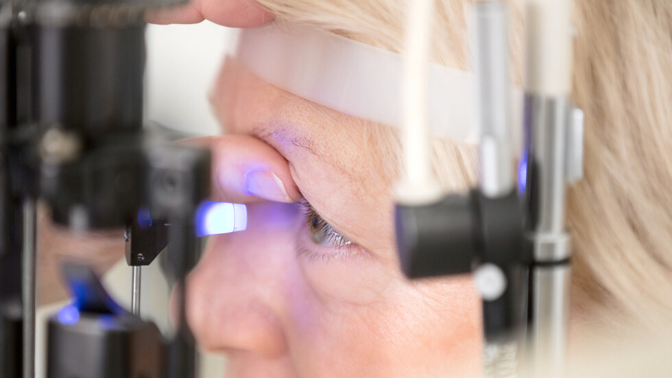 شعور في الرأس وحول العين قد يحذر من الإصابة بحالة يمكن أن تسبب العمى