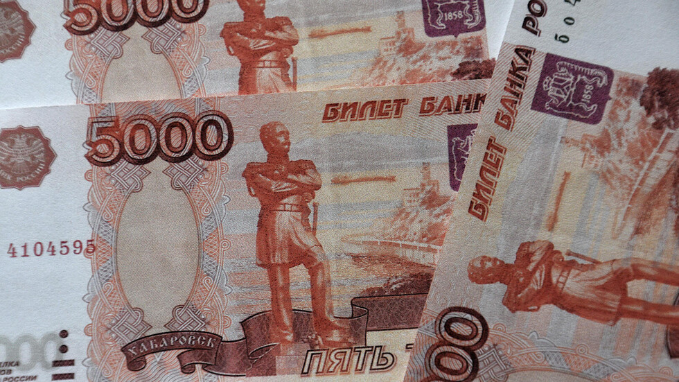 الاتحاد الأوروبي يفصل 7 بنوك روسية عن منظومة "سويفت" للمصارف