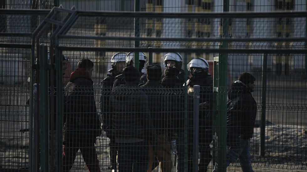 تقرير: طلاب مغاربة يشتكون من "عنصرية" الشرطة خلال محاولة خروجهم من أوكرانيا