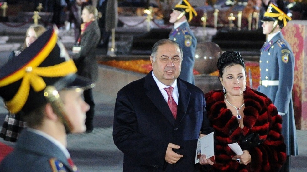 فريق إنجليزي يعلق عقود الرعاية مع الملياردير الروسي عليشير عثمانوف