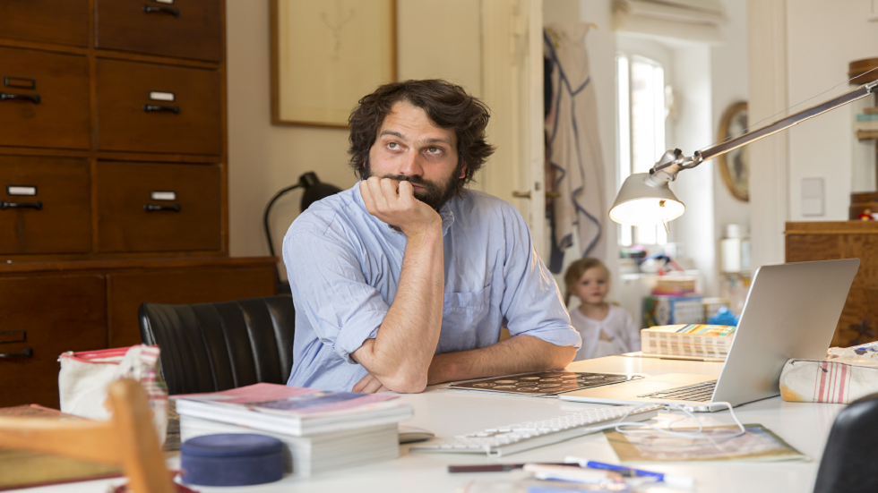 هل تعمل من المنزل؟.. بروفيسور يحذر من احتمال الإصابة بحالة 