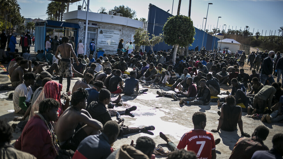 مئات المهاجرين يعبرون من المغرب إلى مدينة مليلية الإسبانية