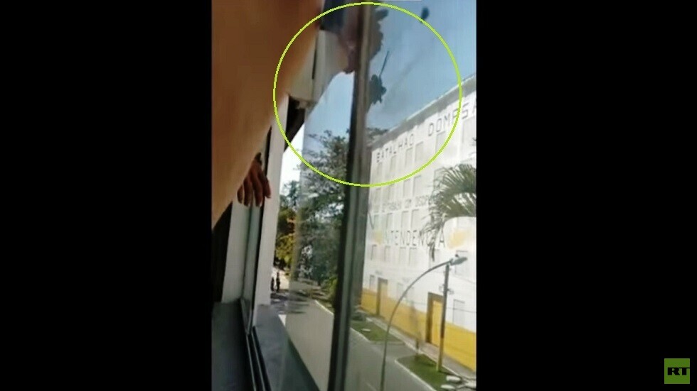 "فرانس برس" تكشف حقيقة فيديو لهبوط مظلي روسي في أوكرانيا وإلقاء السكان القبض عليه (فيديو)