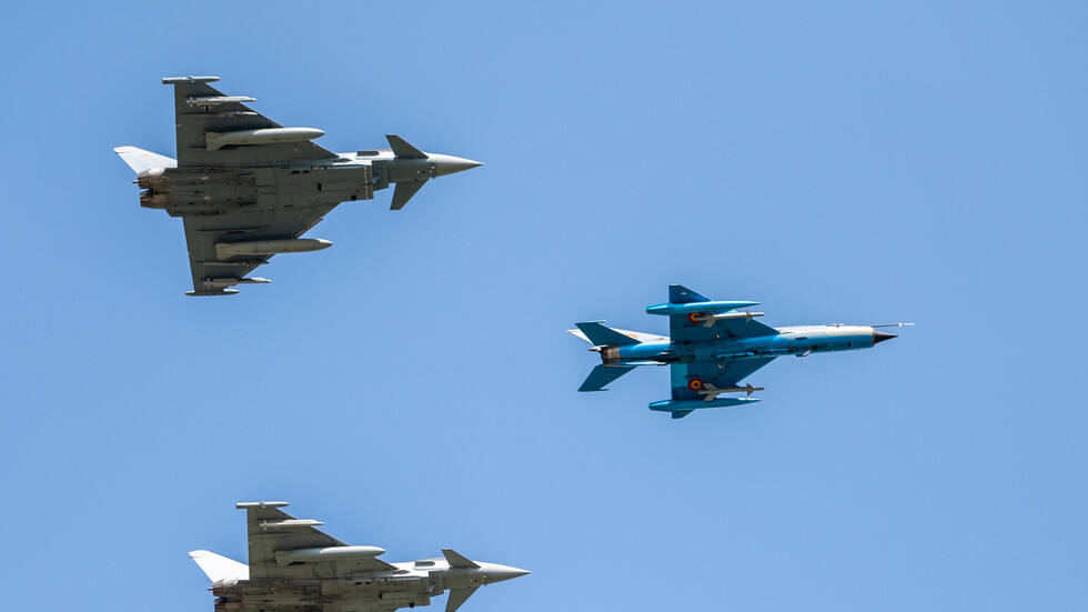 الدفاع الرومانية تعلن اختفاء طائرة حربية ومروحية توجهت للبحث عنها فوق البحر الأسود