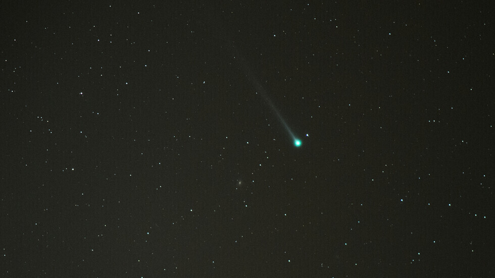 التقاط فيديو رائع لنيزك يدخل الغلاف الجوي الأرضي بوميض أخضر ساطع