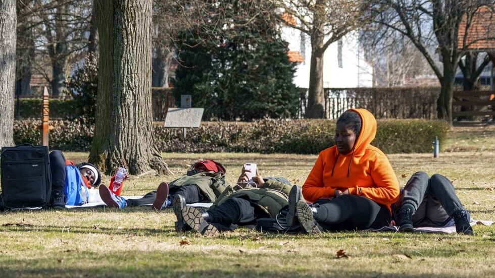 "الغارديان": بولنديون يهاجمون مجموعات من اللاجئين غير البيض