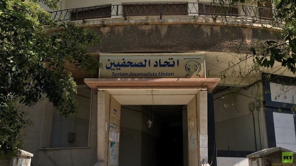 اتحاد صحفيي سوريا يدين قرار حظر RT و"سبوتنيك" ويصفه بأنه "انتهاك للحق في التعبير"