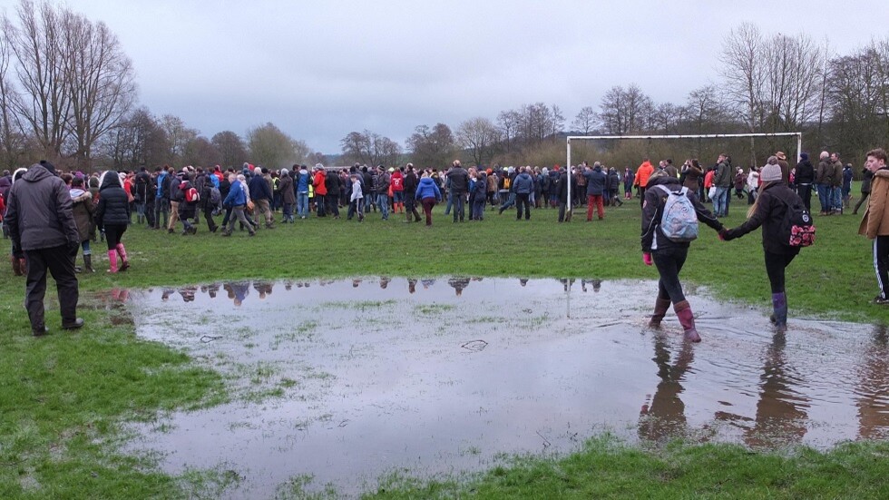 أغرب مباراة بكرة القدم.. 5 كيلومترات بين المرميين بمشاركة حشد كبير من الناس (فيديو)