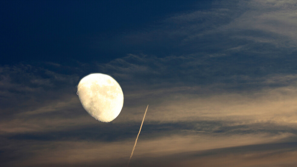 صور فريدة للمرور القريب من الأرض للصاروخ الخارج عن السيطرة قبل أسابيع من اصطدامه بالقمر